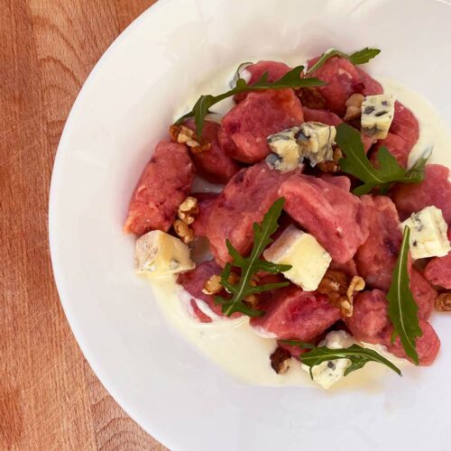 Gnocchis roses à la betterave, sauce au bleu et noix