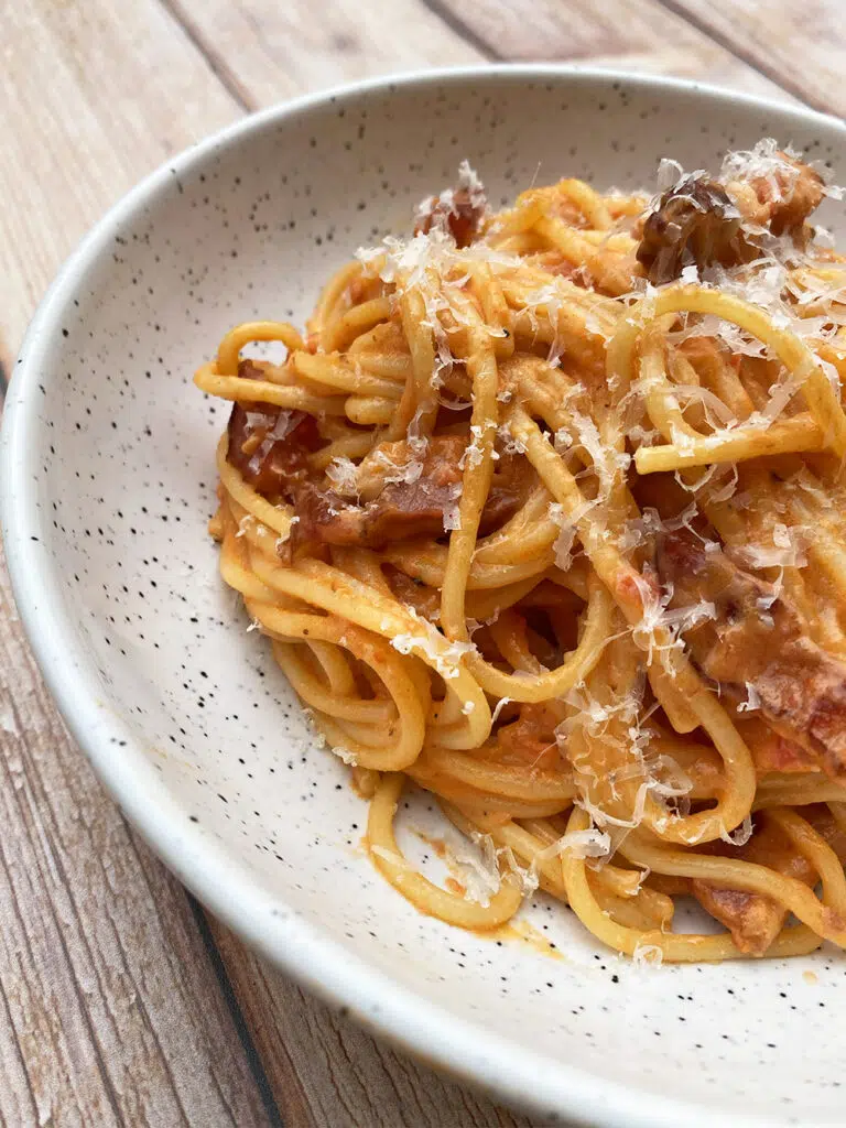 Photo d'un plat de spaghettis carbonara avec de la tomate