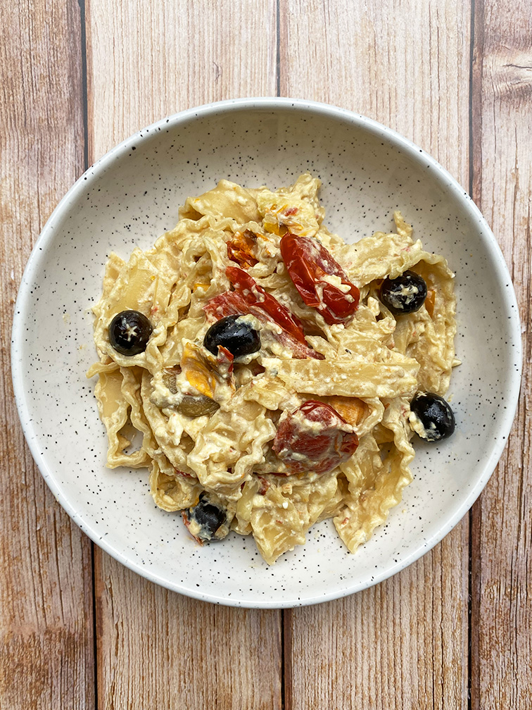 Plat de pâtes avec de la feta et des tomates cerises